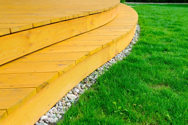 Terrazza in giardino formale dopo il lavaggio di potenza - prato verde brillante — Foto Stock