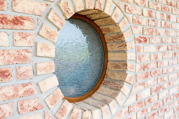 Round window on brick wall - shallow depth of field - focus on t — Stock Photo, Image