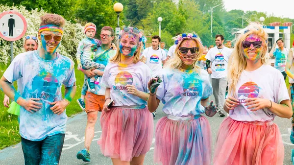 Poznan, Lengyelország - 2017. május 20.: Boldog ember részt vesz a színes Run — Stock Fotó