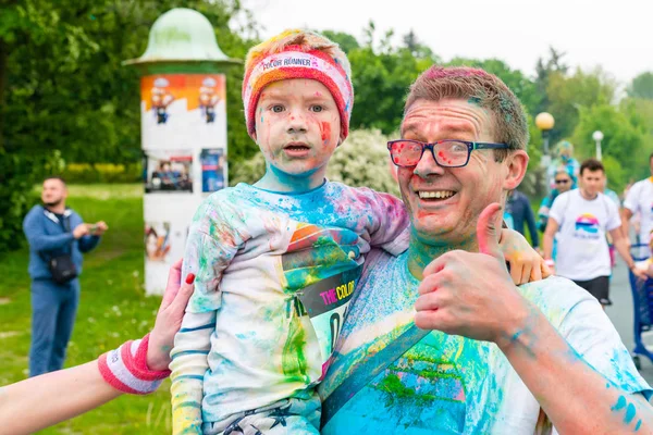 Poznan, Lengyelország - 2017. május 20.: Boldog ember részt vesz a színes Run — Stock Fotó