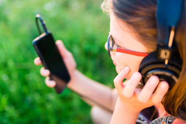 Teen ragazza ascoltando musica con le cuffie all'aperto — Foto Stock
