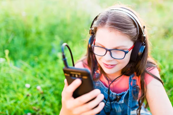 Teen ragazza ascoltando musica con le cuffie all'aperto — Foto Stock