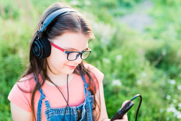 Teen ragazza ascoltando musica con le cuffie all'aperto — Foto Stock
