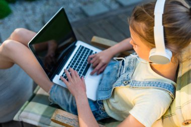 Kulaklıklar oldukça genç kız bir tur kullanarak müzik dinleme