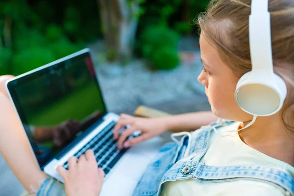 Immagine di primo piano di giovane ragazza che guarda video sul computer portatile wi — Foto Stock