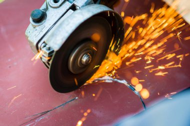 açı öğütücü ile metal testere ile kesme 