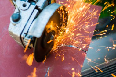 açı öğütücü ile metal testere ile kesme 