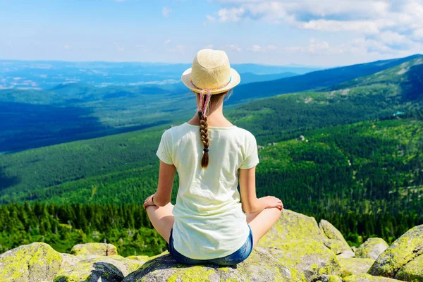 Jovem menina viagem sentado na montanha de rocha, relaxante — Fotografia de Stock