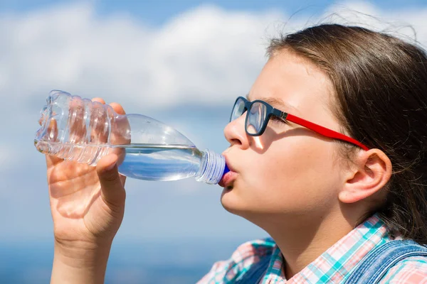 若い女の子の飲料水の屋外 — ストック写真