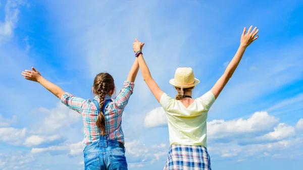 Glückliche Freunde mit offenen Armen unter blauem Himmel — Stockfoto