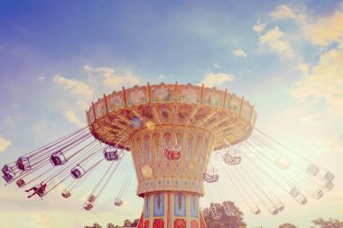 Dalga Swinger binmek mavi gökyüzü karşı vintage filtre efektleri 