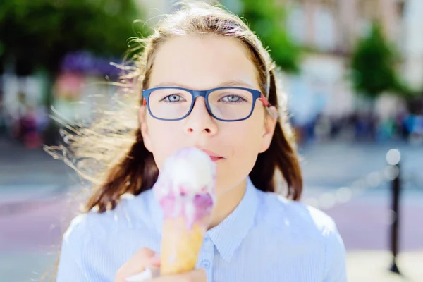 Jovem hipster menina comer um delicioso sorvete no verão — Fotografia de Stock