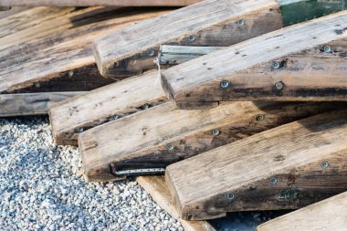 Ahşap tekneler nehir kıyısında bir yığın üzerinde rafting 