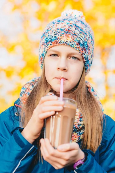 チョコレート ミルク飲料のガラスを持つ少女 — ストック写真