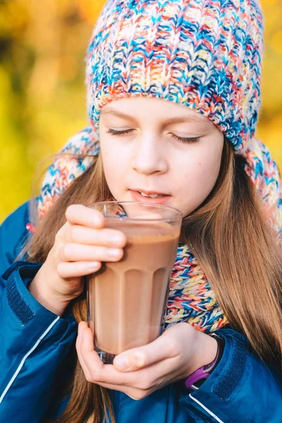 Sevimli genç kız sıcak çikolata bir parkta - coziness, aut içme — Stok fotoğraf