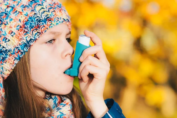 Asma paciente niña inhalación de medicamentos para el tratamiento de la escasez o — Foto de Stock