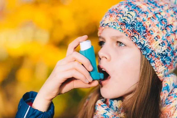 Astma tålmodig tjej inandning medicinering för behandling av andnöd o — Stockfoto