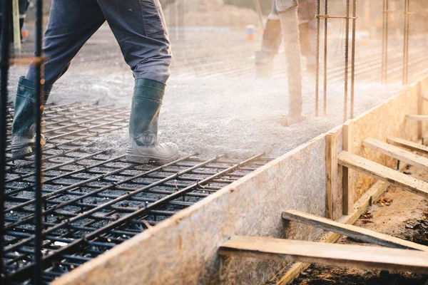 Verter concreto durante pisos de betão comercial de construção — Fotografia de Stock