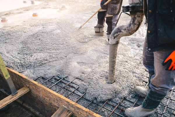 Verter concreto durante pisos de betão comercial de construção — Fotografia de Stock