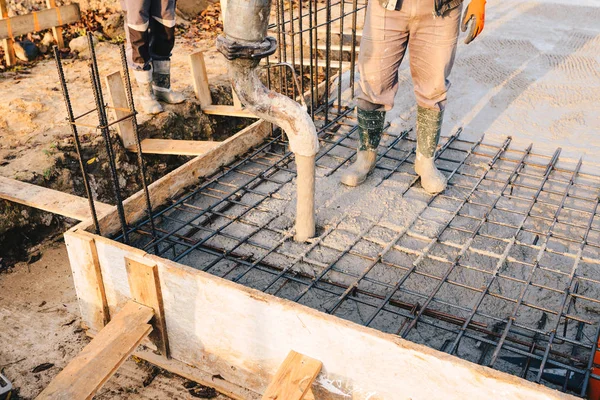 Verter concreto durante pisos de betão comercial de construção — Fotografia de Stock