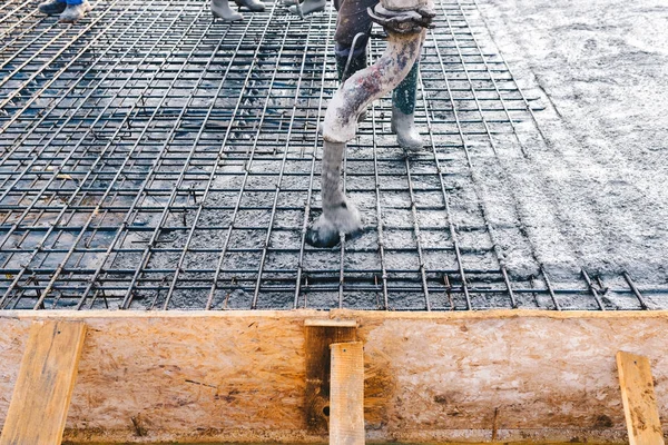 Vertido de hormigón durante pisos de hormigón de edificios en construcción — Foto de Stock