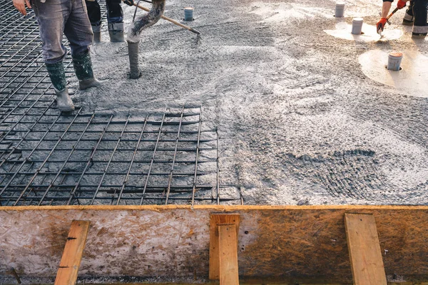 Verter concreto durante pisos de concreto de edifícios em construção — Fotografia de Stock