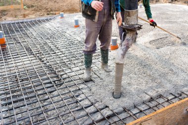 dökülen beton levha