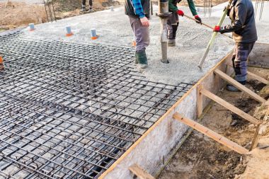 dökülen beton levha