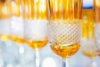 Üst üste - doku arkasında ışık ile turuncu gözlük 