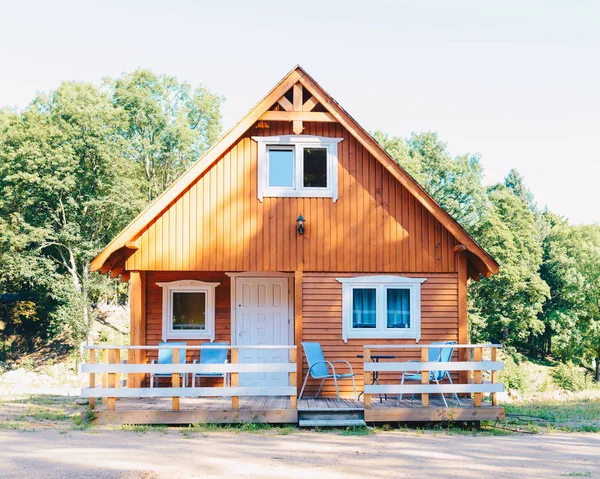 Pequena casa de madeira no estilo norueguês com um terraço — Fotografia de Stock