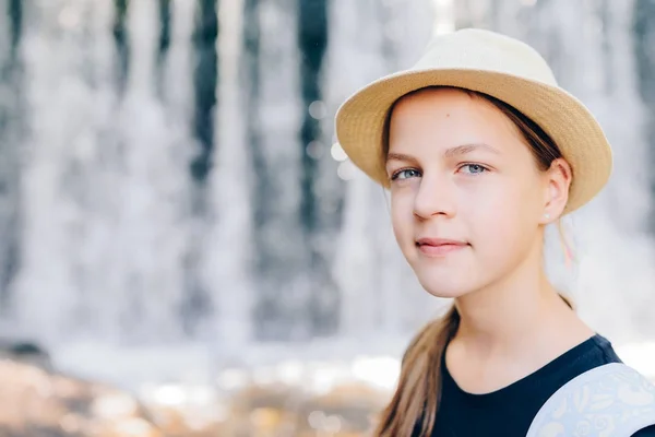 Jolie fille touriste souriant devant la cascade — Photo