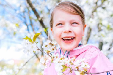 bir bahar zemin üzerine küçük gülen kız kısma gözleri 