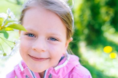 Bahar arka plan üzerinde küçük gülen kız kısma gözleri