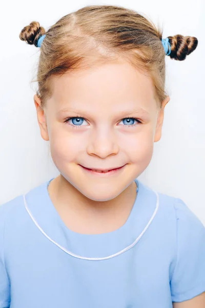 Счастливая маленькая девочка на белом фоне — стоковое фото