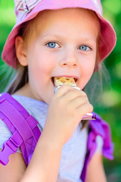 チョコレートバー チョコレート ウエハーを食べる女子高生 — ストック写真