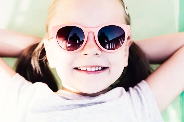 Крупный План Молодой Счастливой Маленькой Девочки Лежащей Гамаке Винтажное Ретро — стоковое фото