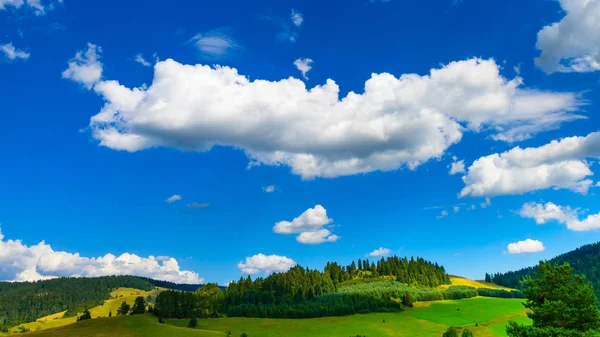 Mooi landschap met prachtige cloudscape over de heuvels van P — Stockfoto