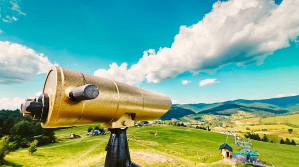 Zlaté turistické dalekohledu a rozmazané hory krajina — Stock fotografie