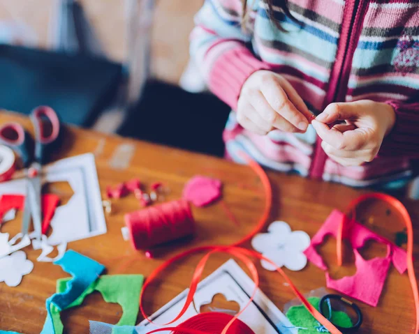 Кравецькі художні майстерні для дітей - дівчина шиє фетрові прикраси — стокове фото