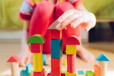 renkli ahşap bloklar ile oynayan çocuk 