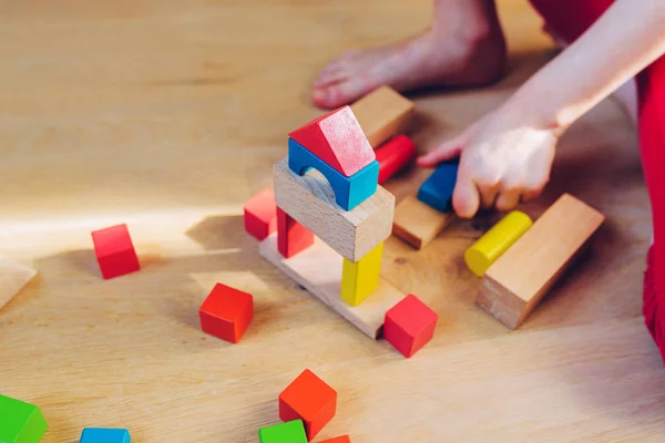 カラフルな木製ブロックと遊ぶ子供 — ストック写真