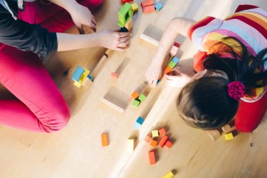 çocuklar ile renkli ahşap bloklar oyun