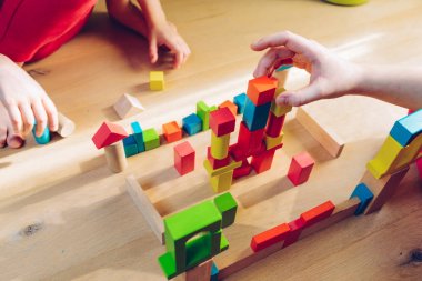 kız kardeş var - renkli ahşap bloklar ile oynayan eğlenceli