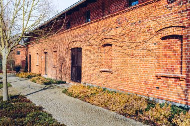 eski kırmızı tuğla ahır yapraksız üzüm tarafından çevrili ahşap kapı ile