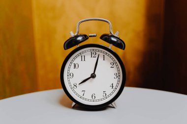 vintage renk arka plan üzerinde siyah retro çalar saat