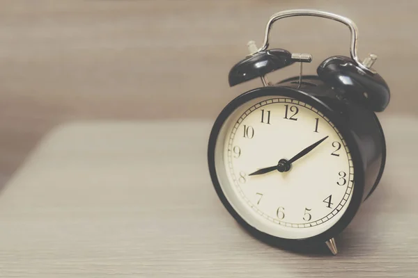 Reloj despertador retro en la mesa —  Fotos de Stock