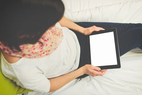 Γυναίκα Χρησιμοποιώντας Tablet Που Κάθεται Στο Κρεβάτι — Φωτογραφία Αρχείου