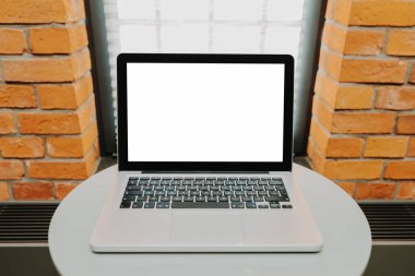 Masada boş ekran olan dizüstü bilgisayar