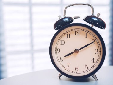 Antika arka plan ile tabloda Retro çalar saat