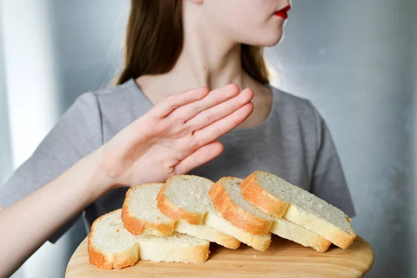 Gluten intoleransı kavramı. Genç kız beyaz ekmek yemek reddediyor — Stok fotoğraf